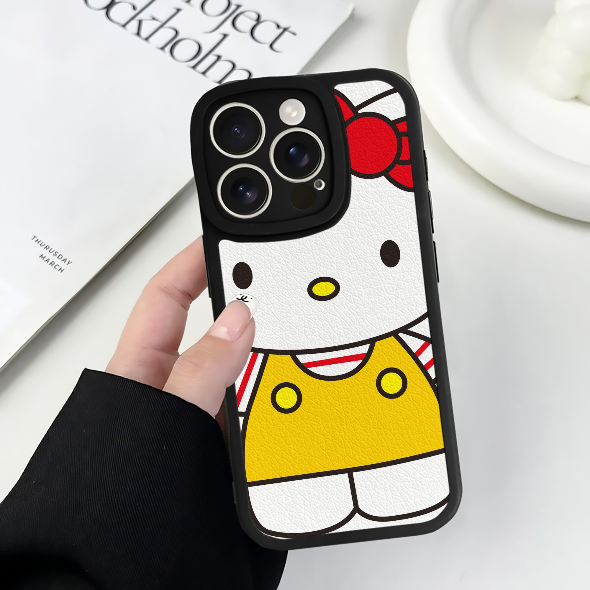 （画像用） Hello Kitty ハローキティ 【iPhone 16シリーズ対応】シリコンスマホケース（レザー調） 材質：シリコン
